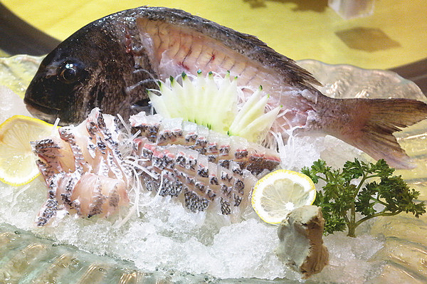 活鱼刺身选用的的是加力鱼,鱼质口感细腻.