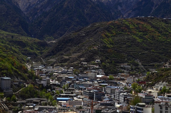 德钦县城没有想到就在一个半山腰里面