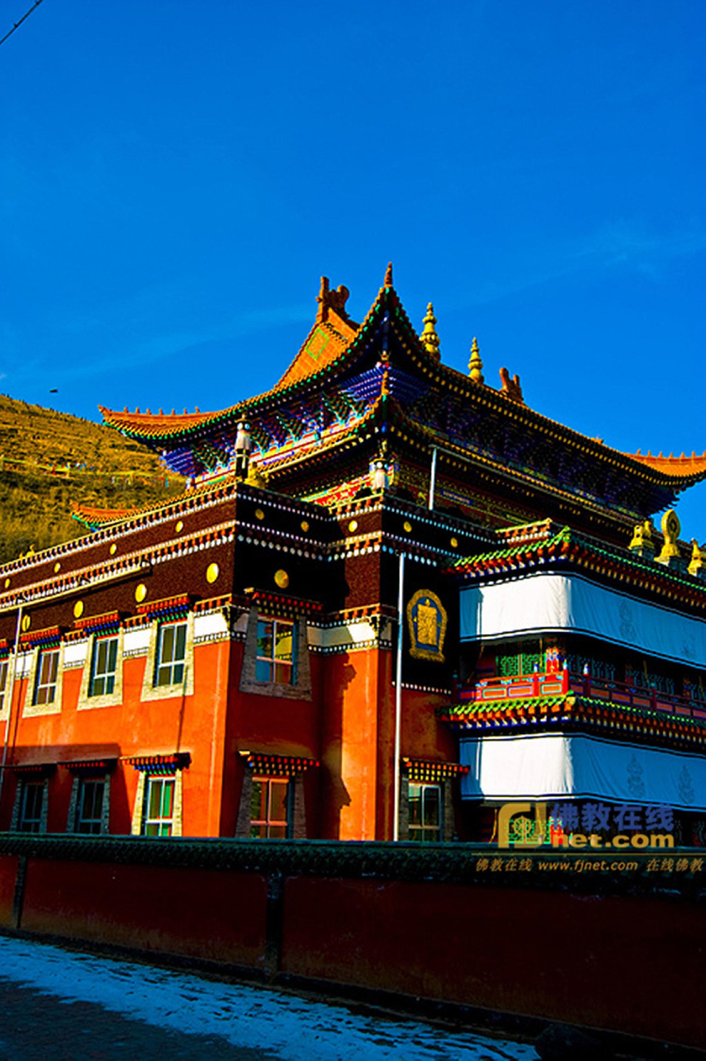 建筑巍峨,金碧辉煌,气势恢宏,是我国著名的藏传佛教格鲁派六大寺院之