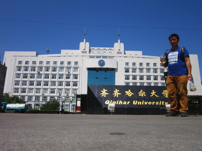 所以来到了这条小吃街. 很多齐齐哈尔大学的学生在这里过早.