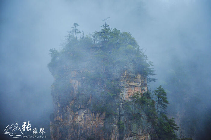 路相对难走,陡峭,险峻,登石阶,穿石缝,有些路还需手脚并用,相当有意思