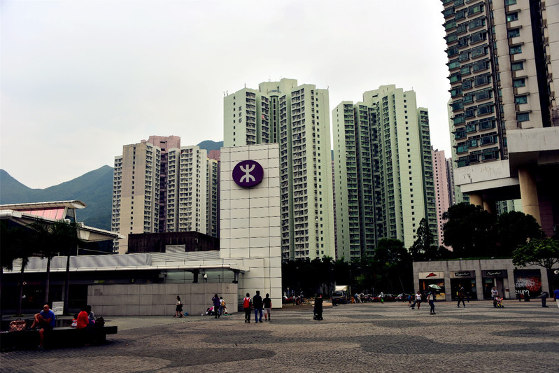 乘坐香港地铁东涌线在东涌站(终点站)下车,b出口出站,出来就能见到