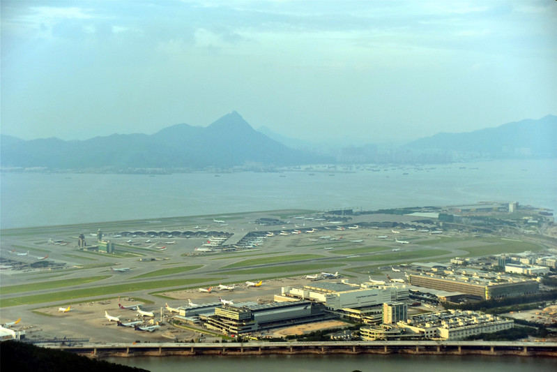 昂坪位于香港新界大屿山西南部,凤凰山山