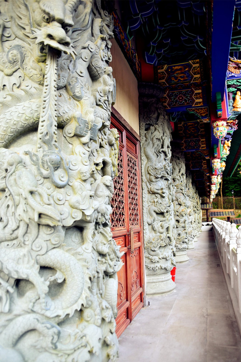 万佛殿最大的特点是大殿正面墙上精美绝伦,栩栩如生的立体浮雕.