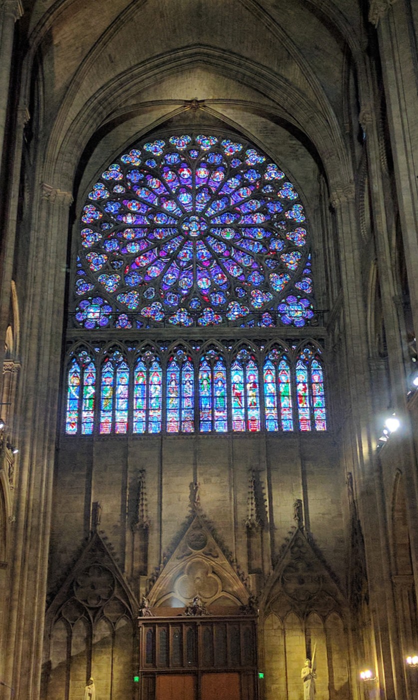 精美的玫瑰花窗,是欧洲最大,最著名的教堂彩色玻璃窗之一.