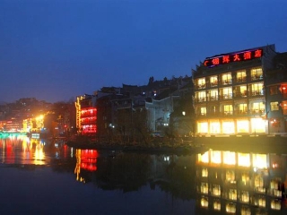 張家界游特價(jià)團(tuán)_張家界2人旅游需要多少錢(qián)_8月張家界旅游