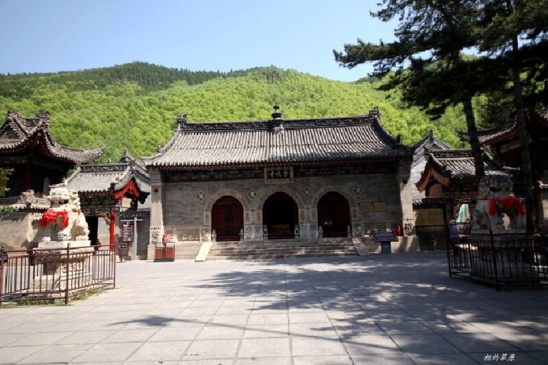 游览五台山仰天大佛所在寺院—灵峰
