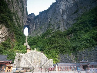 張家界天門山玻璃棧道旅游路線_張家界天門山玻璃棧道旅游價(jià)格多少跟團(tuán)_張家界天門山玻璃棧道旅游花費(fèi)一般多少