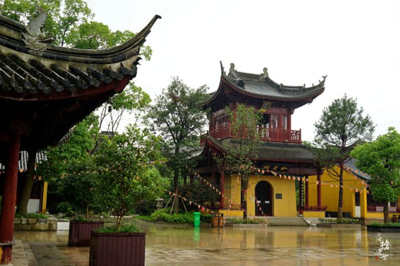 雨中的寺院禅寺非常幽静,寺庙中的建筑在雨水中