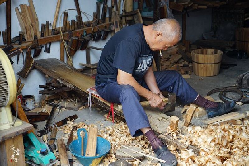  街中的一家木匠店.