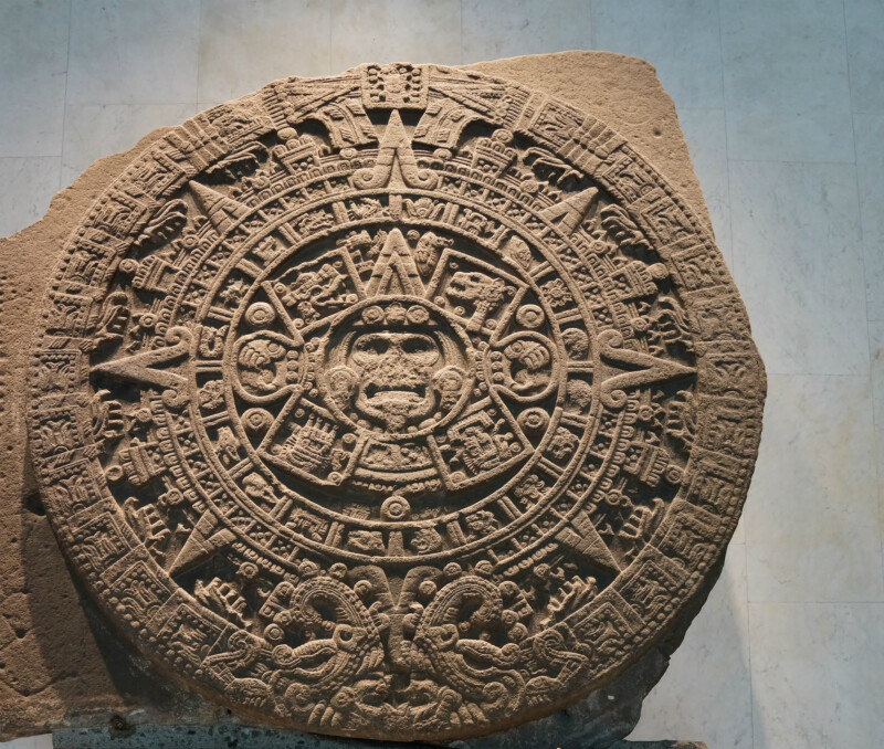 配置有阿兹特克的历法及与宇宙论相关的图画文字和符号,这些符号代表