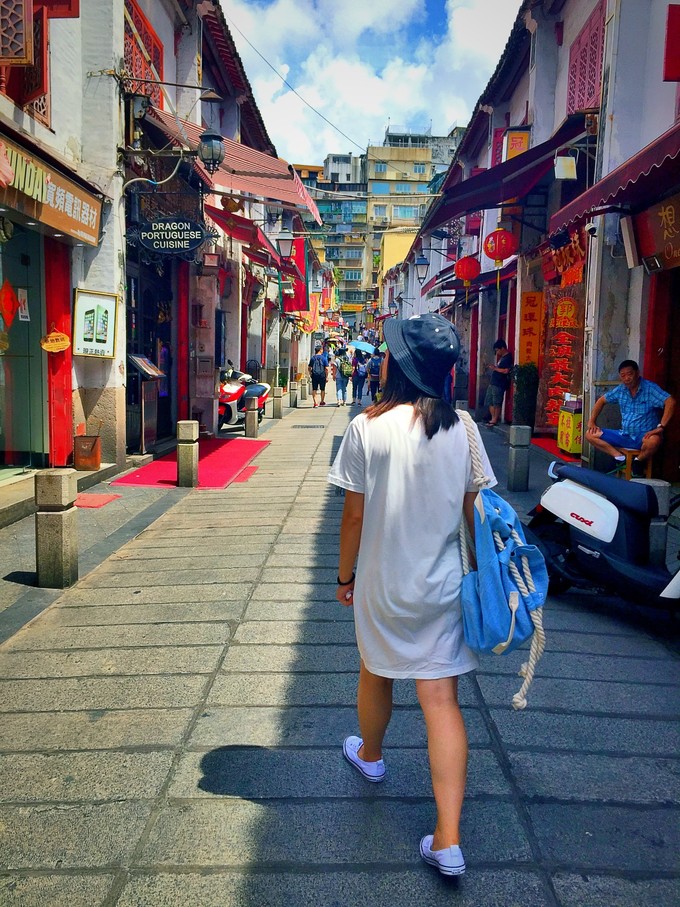 见证了澳门的沧海桑田, 曾是澳门的红灯区,灯红酒绿, 如今已沦为美食