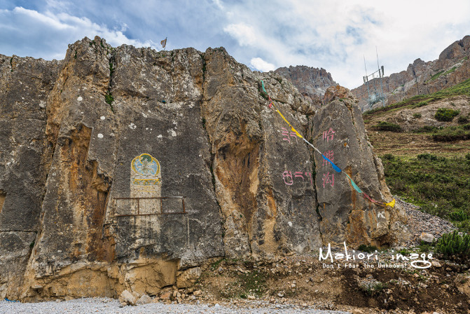 这里是当地藏族群众顶礼膜拜的"天井"神山,巍峨高大山势陡峭.