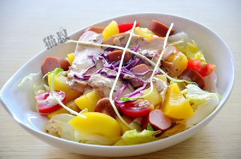 黄桃烤肠熏鸡沙拉,食材丰富,营养均衡,最喜欢的就是烤肠,吃