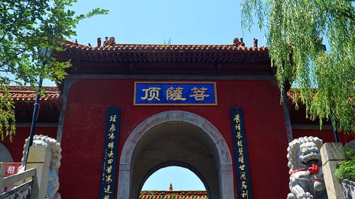 菩萨顶位于山西省五台山台怀镇的灵鹫峰上,寺庙整体金碧辉煌,绚丽