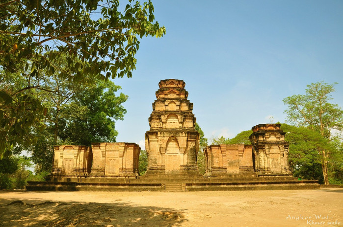 豆蔻寺是柬埔寨吴哥古迹中的一座印度教寺庙 豆蔻寺 比粒寺 算是那边