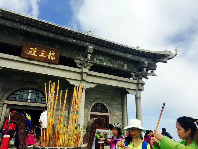 龙王殿旁的佛塔 中台——翠岩峰 中台 —"雄旷壮阔,翠霭浮空",名