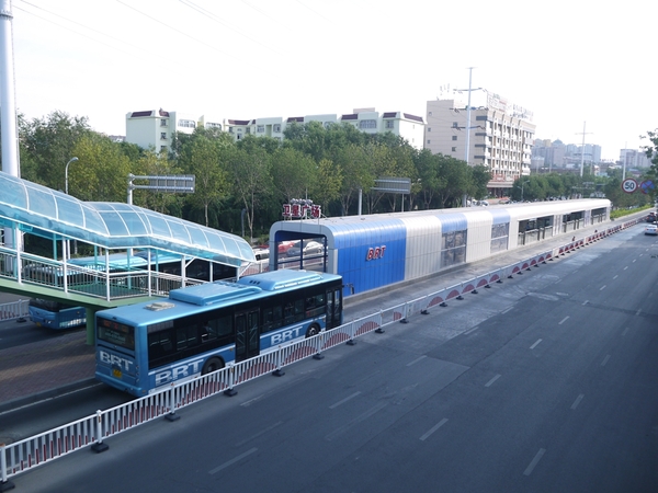 brt:乌鲁木齐的brt和厦门不太一样,不像厦门的brt大部分路段在桥上