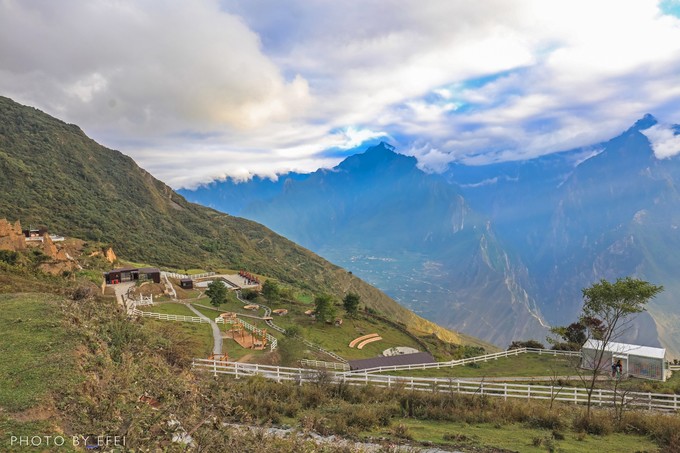 进了浮云牧场大门,停车场在半山高处的一个空地处,停车场就可以俯瞰到