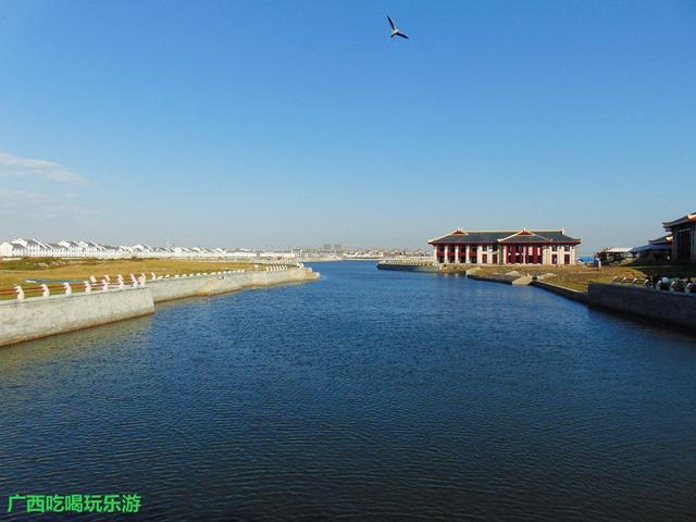 盘锦红海滩国家风景廊道南门外已经建成小区