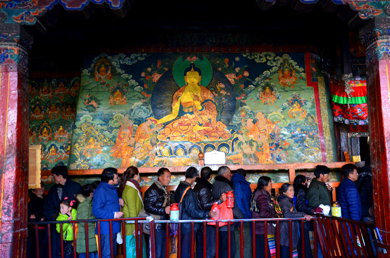 大昭寺内的壁画,下面人可以触摸到的地方被