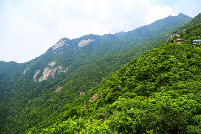 罗浮山的传说:汉代史学家司马迁称罗浮山为"百粤群山之祖",罗浮山是