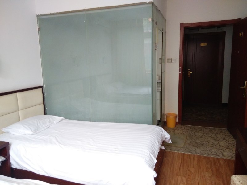 hotelPic
