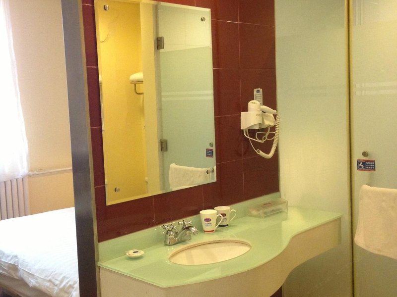 hotelPic