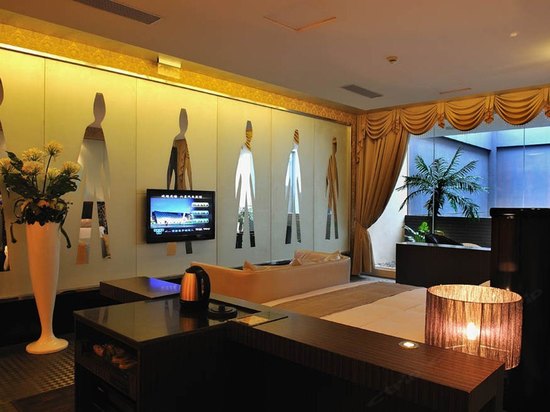 hotelPic