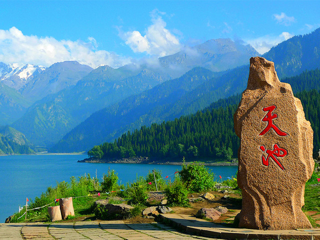 天山天池 火焰山 吐鲁番 坎儿井 葡萄庄园 家访4日游>游葡萄沟赏新疆