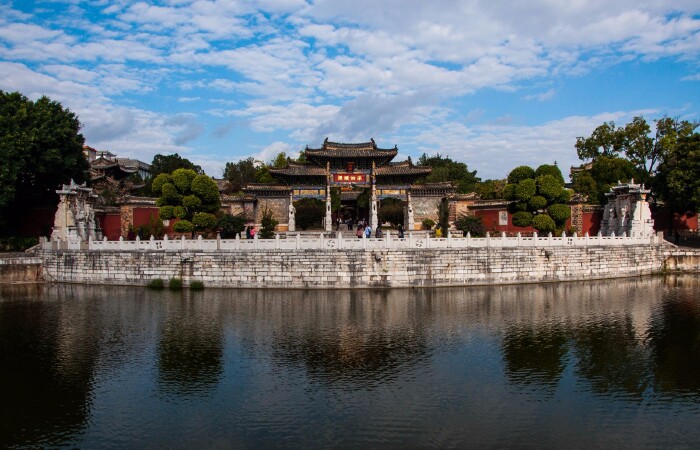 门票:建水文庙,朱家花园和燕子洞联票133元/人,建水文庙单独门票60元