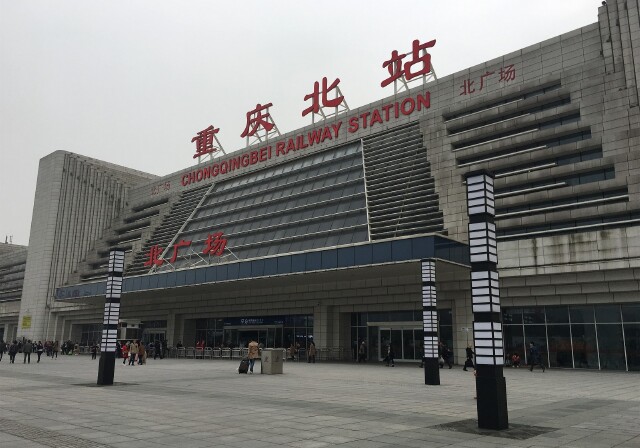 第一辆车驶入成都收费站，而成渝高速公路开通.