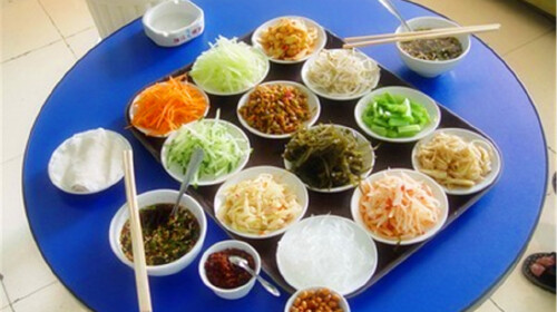 美食攻略:前往合群路,陕西路或二七路小吃街品尝贵阳特色小吃(比如