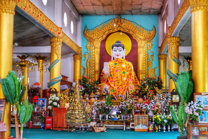 瑞丽的每个傣族村寨,几乎都有一座富丽堂皇的奘寺,而喊沙奘寺是其中之