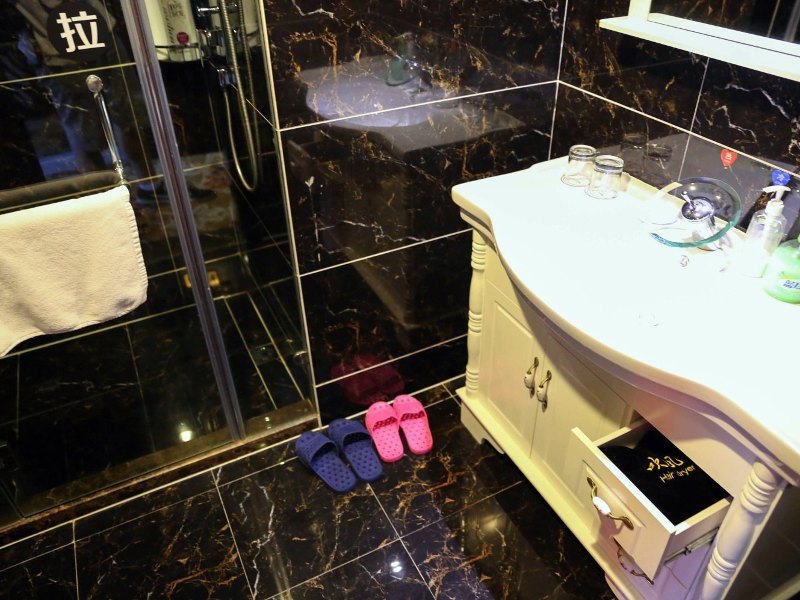 hotelPic