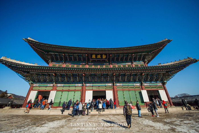 景福宫的正殿勤政殿是韩国古代最大的木建筑物,最雄伟壮丽,是举行正式