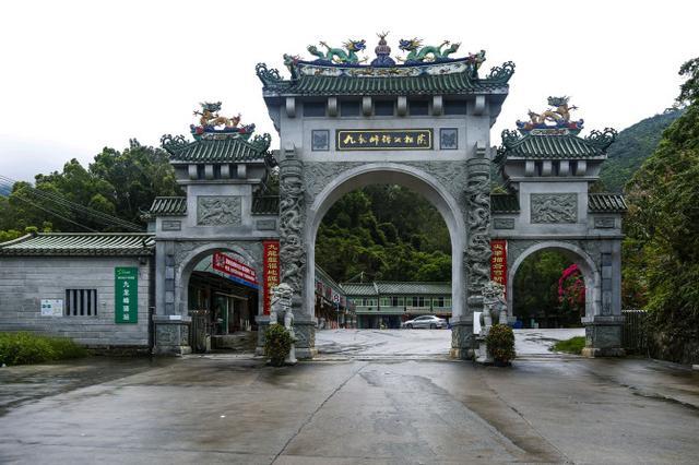 九龙峰位于广东惠东县城平山