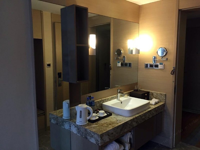 hotelPic