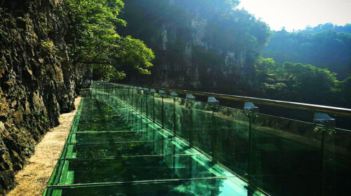 威海敞开“速冻形式” 葡萄滩栈道现冰凌奇迹