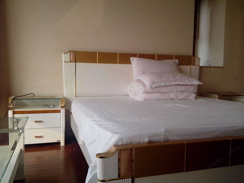 hotelPic