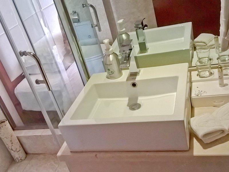 hotelPic