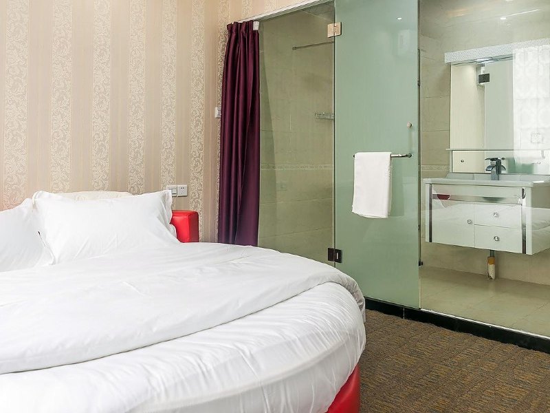 hotelPic