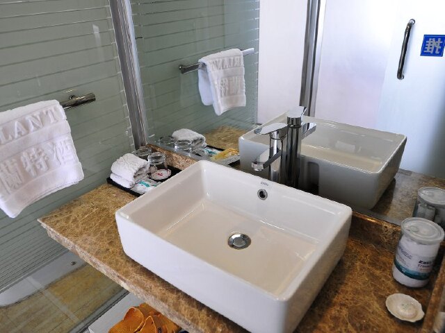 http:\/\/www.tuniu.com\/tour\/210087217