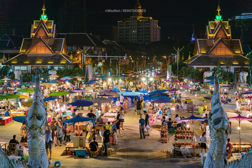 祈拜大金塔,逛吃告庄星光夜市 大金塔是当地地标建筑,通体金色白天