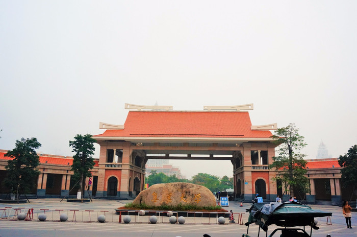 集美大学★ 地址:集美区银江路185号 这里是集美万达的门口,在集美