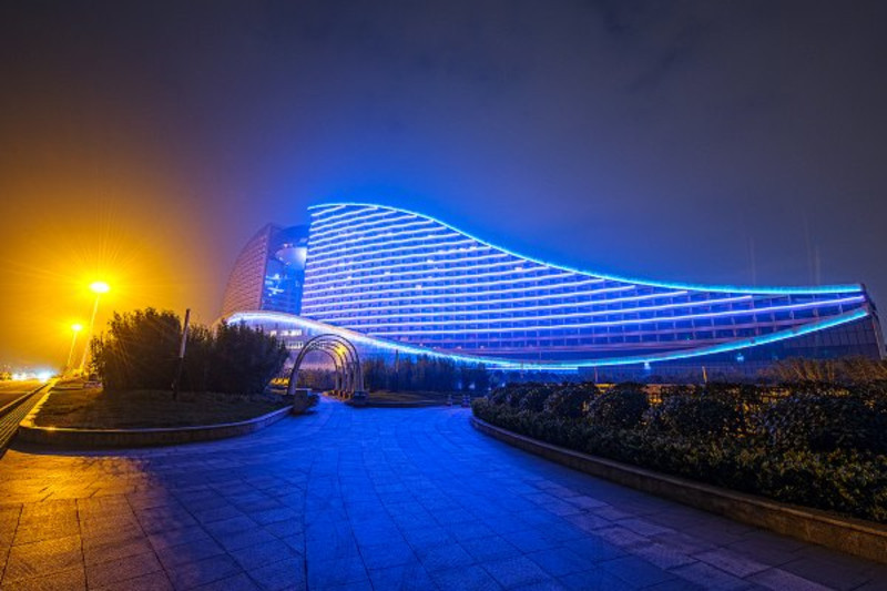 武汉洲际酒店坐落于长江江畔,位于武汉市