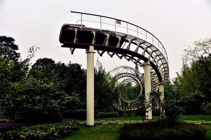 成华公园的前身是成都猛追湾游乐场,已经废弃的过山车成了天然的雕塑.