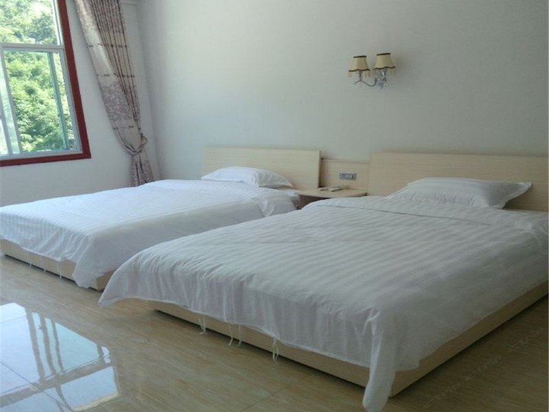 hotelPic