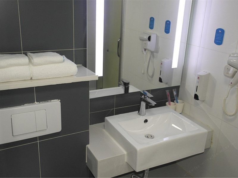 hotelPic
