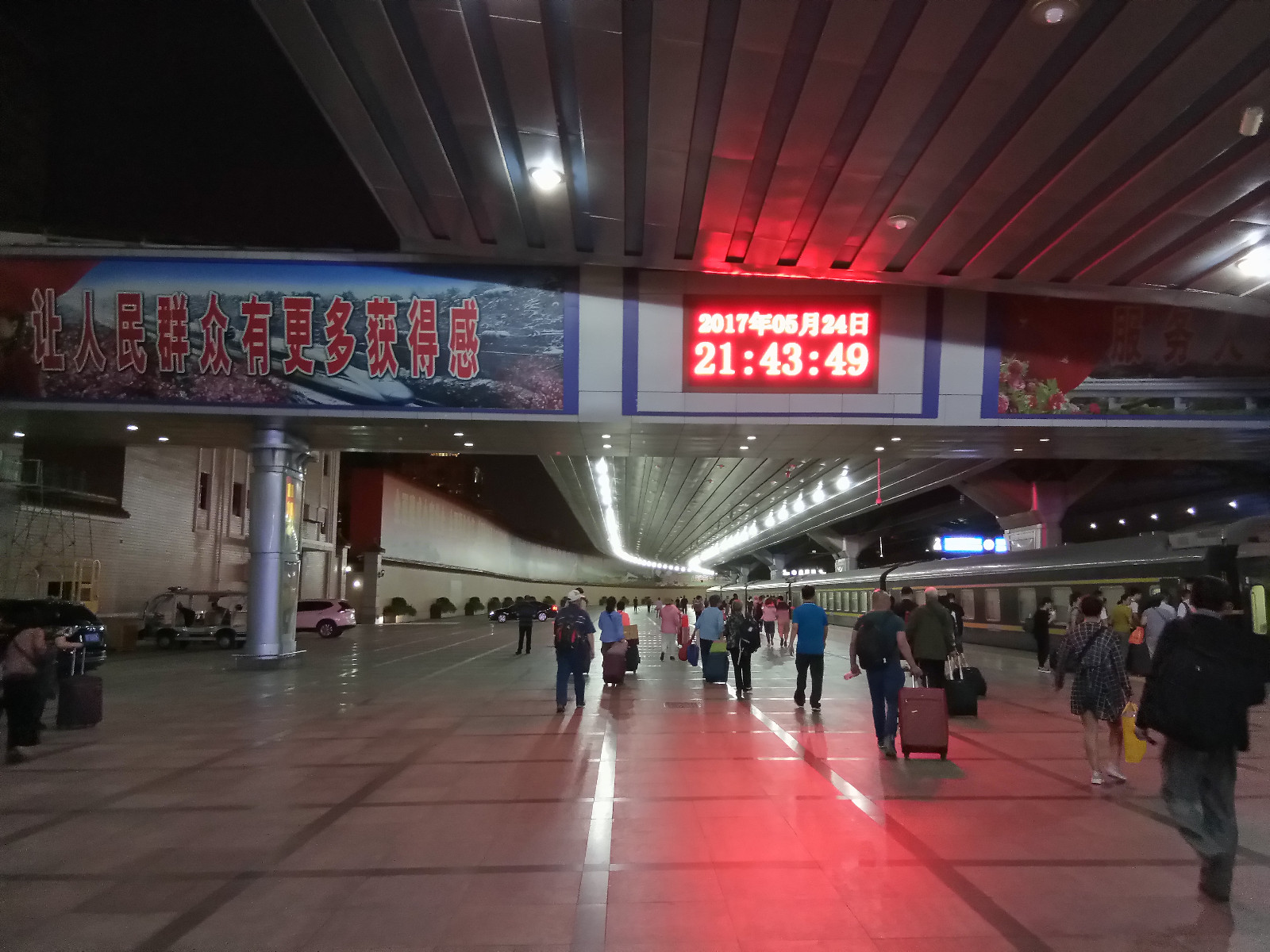 夜晚的北京站给我一种**平壤车站的感觉,尤其是进站口的设计几乎是一